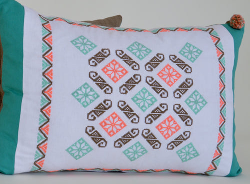 Hand-Embroidered Pillow FRESCHEZZA WITH FRAME (Mint Kiss)
