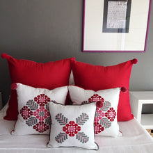 Hand-embroidered Pillow CINQ FLEURS (Rouge)