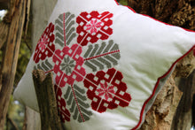 Hand-embroidered Pillow CINQ FLEURS (Rouge)