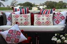 Hand-embroidered Pillow CINQ FLEURS (Rouge)