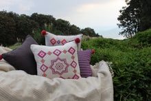 Hand-embroidered Pillow ÉTOILE (pinko)