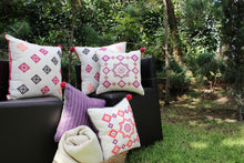 Hand-embroidered Pillow ÉTOILE (pinko)