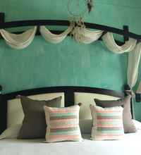 FELICE (mint kiss) Cojin Bordado a Mano / Hand-embroidered Pillow