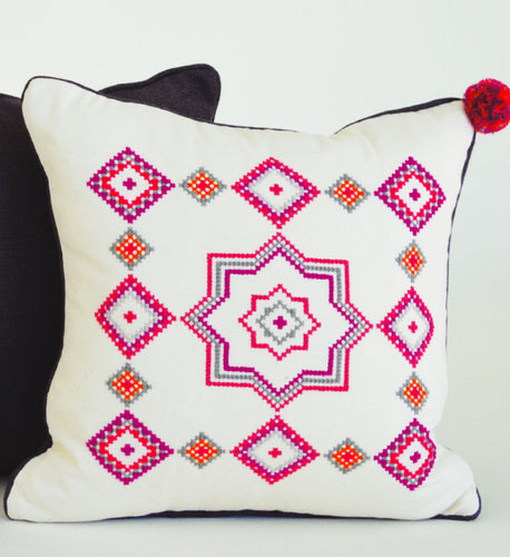 Hand-embroidered Pillow ÉTOILE (pinko)