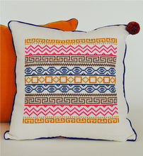 FELICE (ORIGIN)  Cojin bordado a mano / Hand-embroidered Pillow